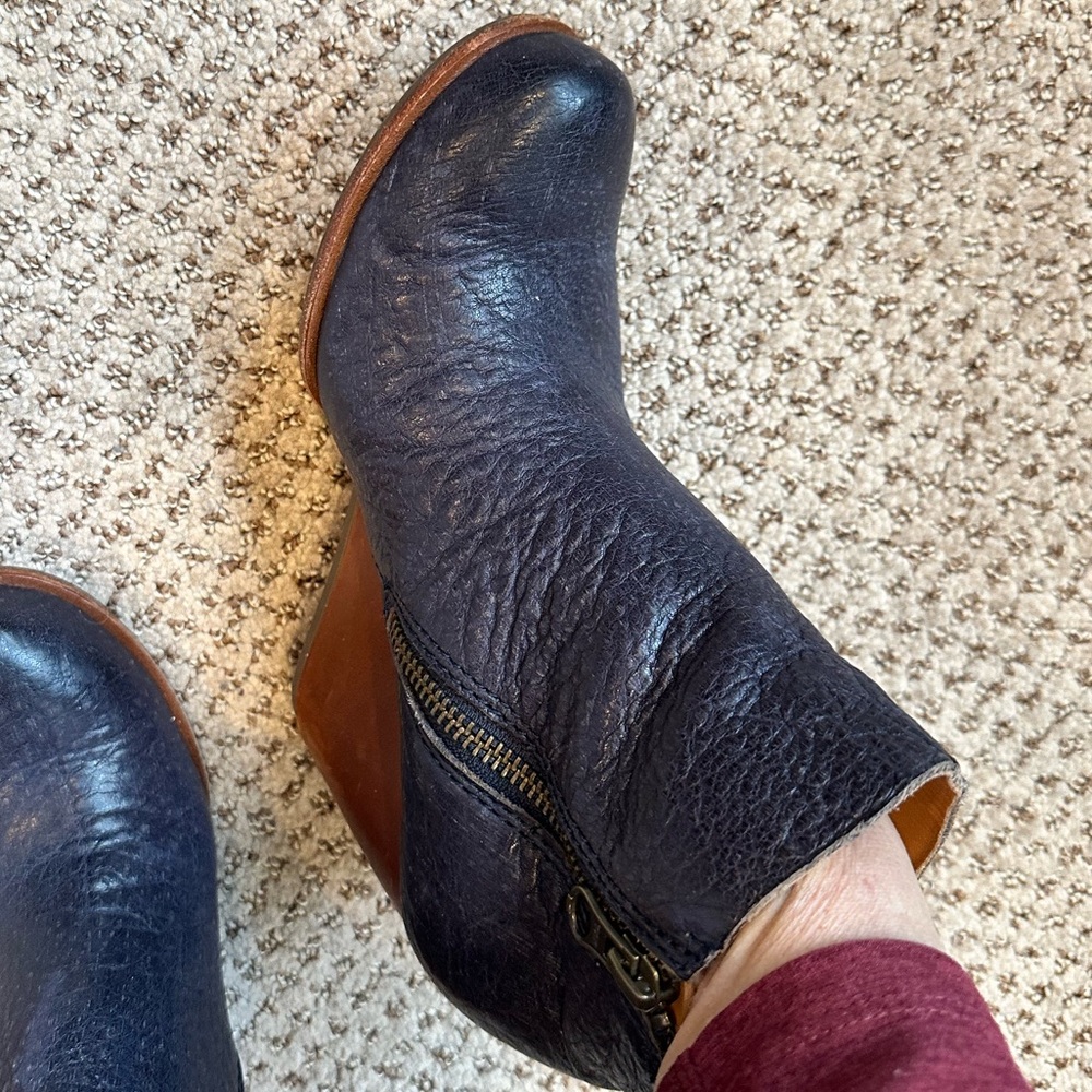 Kork Ease Navy Wedge Ankle Booties with side zipper. Size 5 - Picture 8 of 10